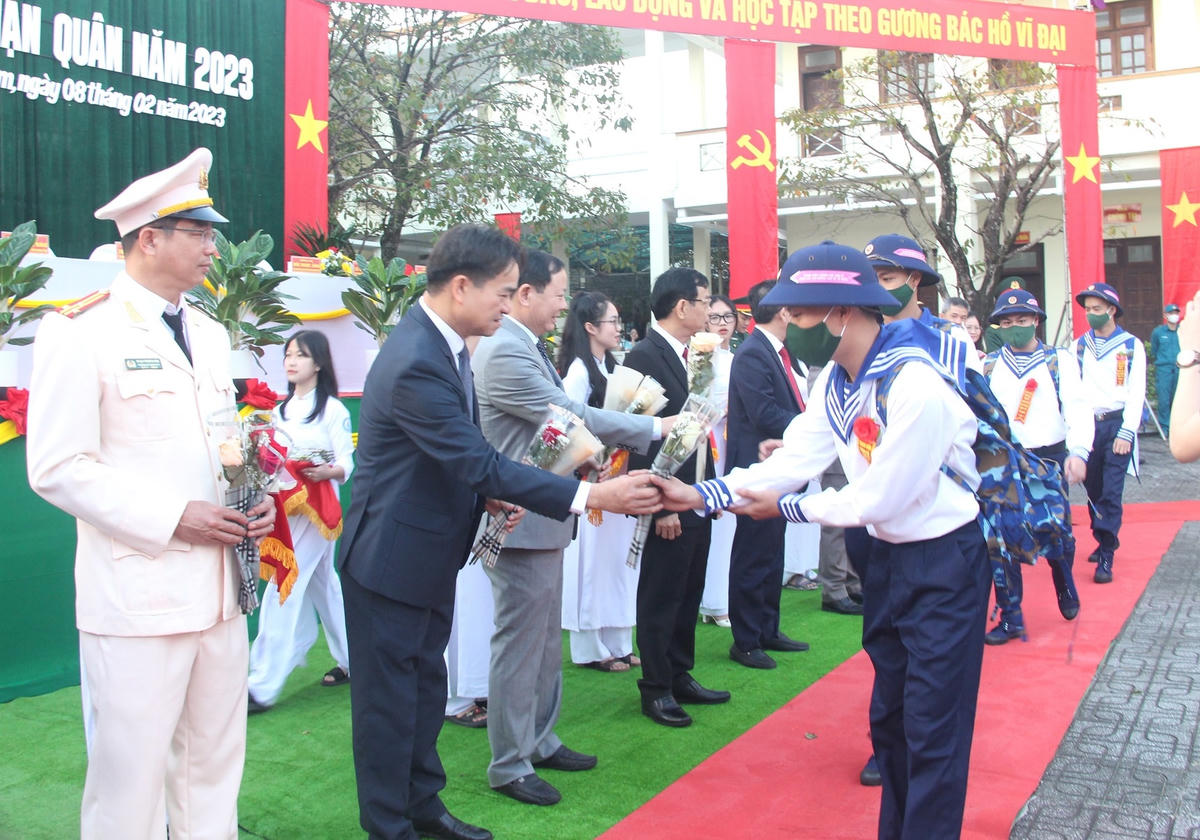 Lãnh đạo TP Tam Kỳ tặng quà cho các chiến sĩ mới.