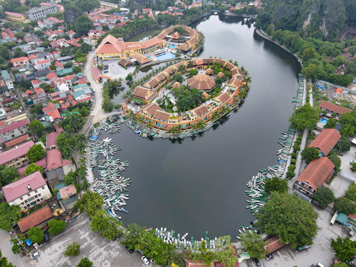 Thống kê của Sở Du lịch Ninh Bình, mỗi năm KDL Tam Cốc - Bích Động đón khoảng 300.000 lượt khách, là điểm du lịch nằm trong quần thể du lịch Tràng An. KDL này nổi tiếng với hệ thống núi đá vôi và các hang động. Du khách đến đây thường chọn cách du ngoạn trên thuyền gỗ để khám phá các hang động và ngắm nhìn ruộng đồng hai bên bờ.