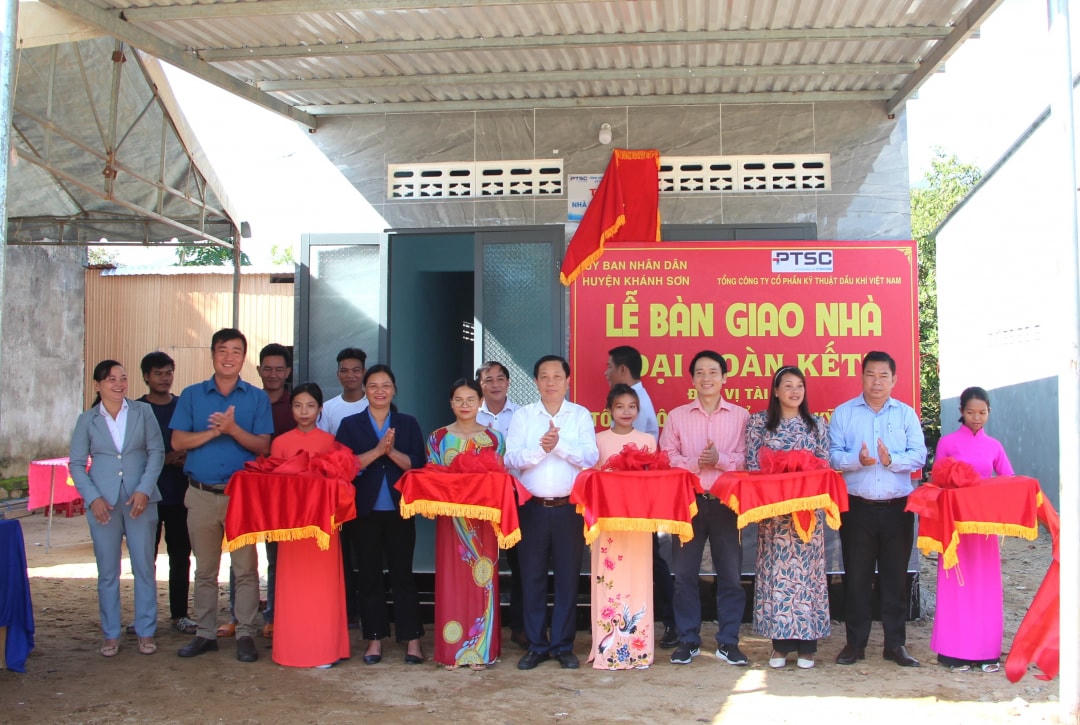 Lãnh đạo tỉnh Khánh Hòa cùng các đại biểu, thực hiện nghi thức cắt băng bàn giao 72 căn nhà Đại đoàn kết cho hộ nghèo tại huyện Khánh Sơn.