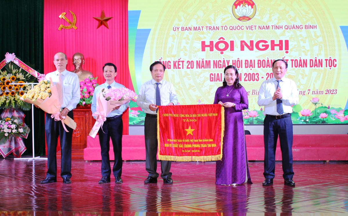 Ông Trần Hải Châu - Phó Bí thư Thường trực, Chủ tịch HĐND tỉnh trao tặng cờ thi đua của Chính phủ cho lãnh đạo UBMTTQ Việt Nam tỉnh Quảng Bình.