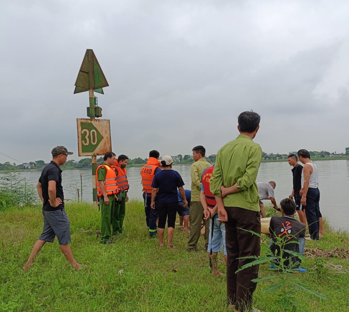 Đến trưa ngày 13/8, các lực lượng tìm kiếm đã tìm được thi thể chị Mây, trước đó đã tìm thấy thi thể 3 cháu bé. 