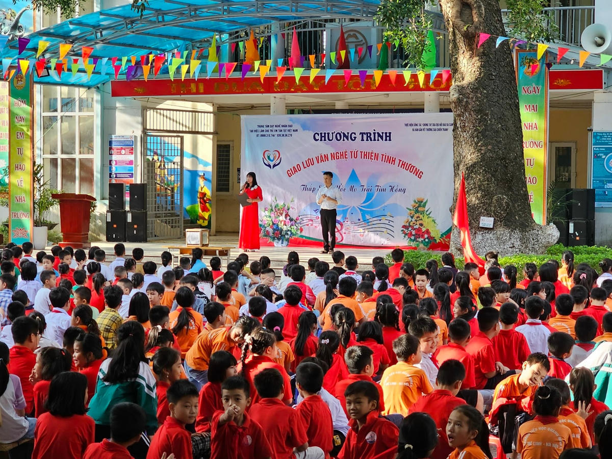 Học sinh được tập trung xem biểu diễn và thể hiện thiện tâm thay vào giờ học chính khóa.