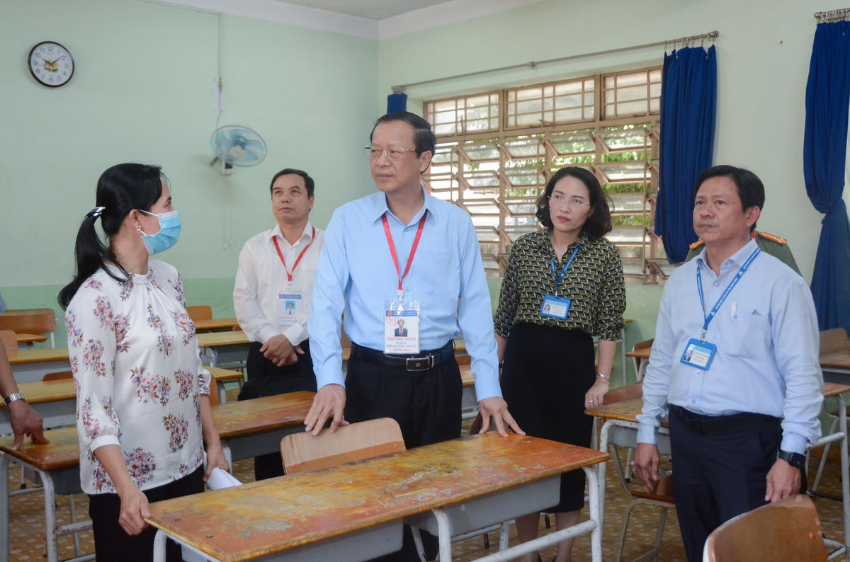 Thứ trưởng Bộ Giáo dục và Đào tạo Phạm Ngọc Thưởng kiểm tra tại Điểm thi Trường THPT Võ Minh Đức (Bình Dương) nguồn: Bộ GDĐT.