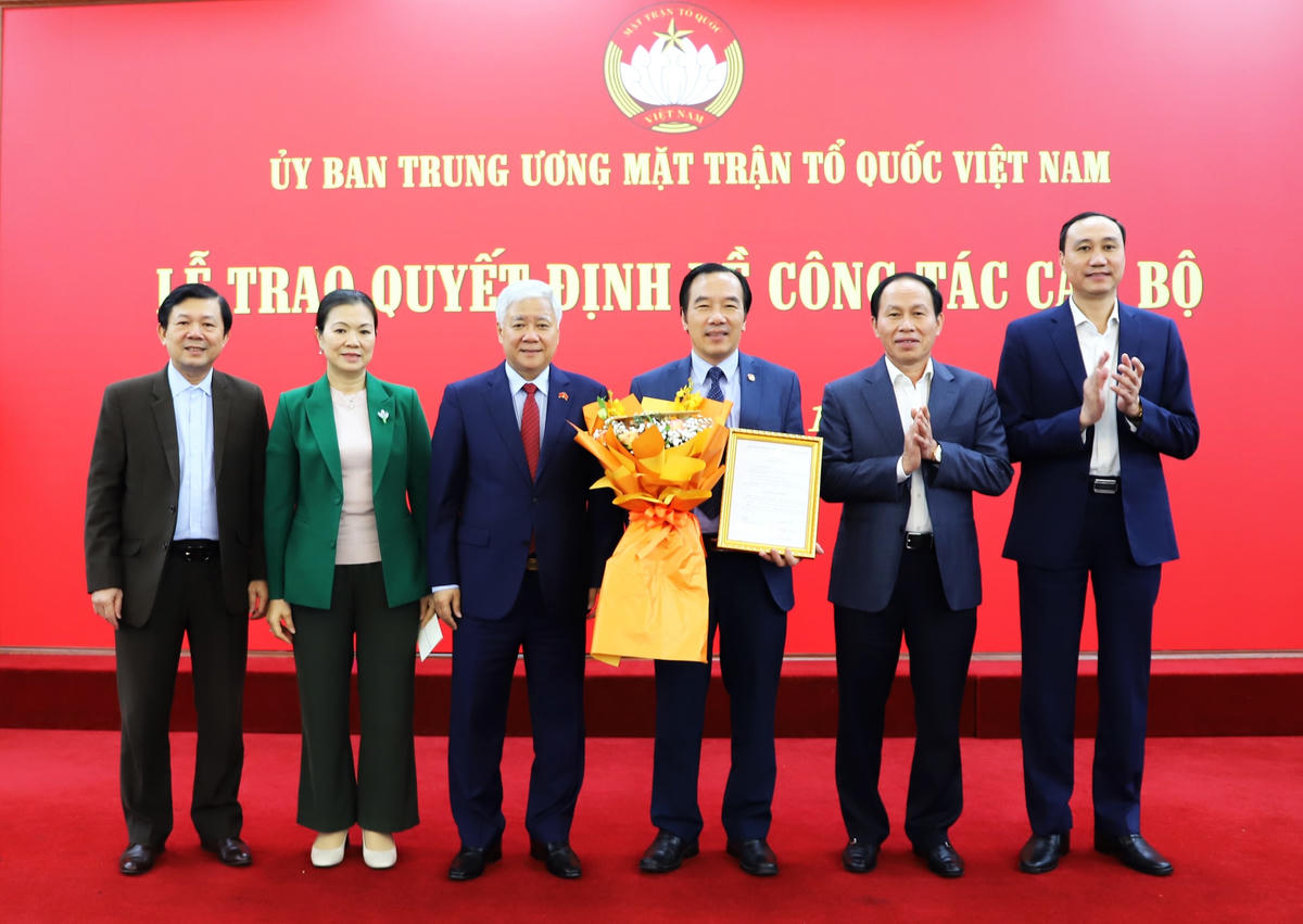 Ban Thường trực UBTƯ MTTQ Việt Nam tặng hoa chúc mừng ông Ngô Sách Thực.