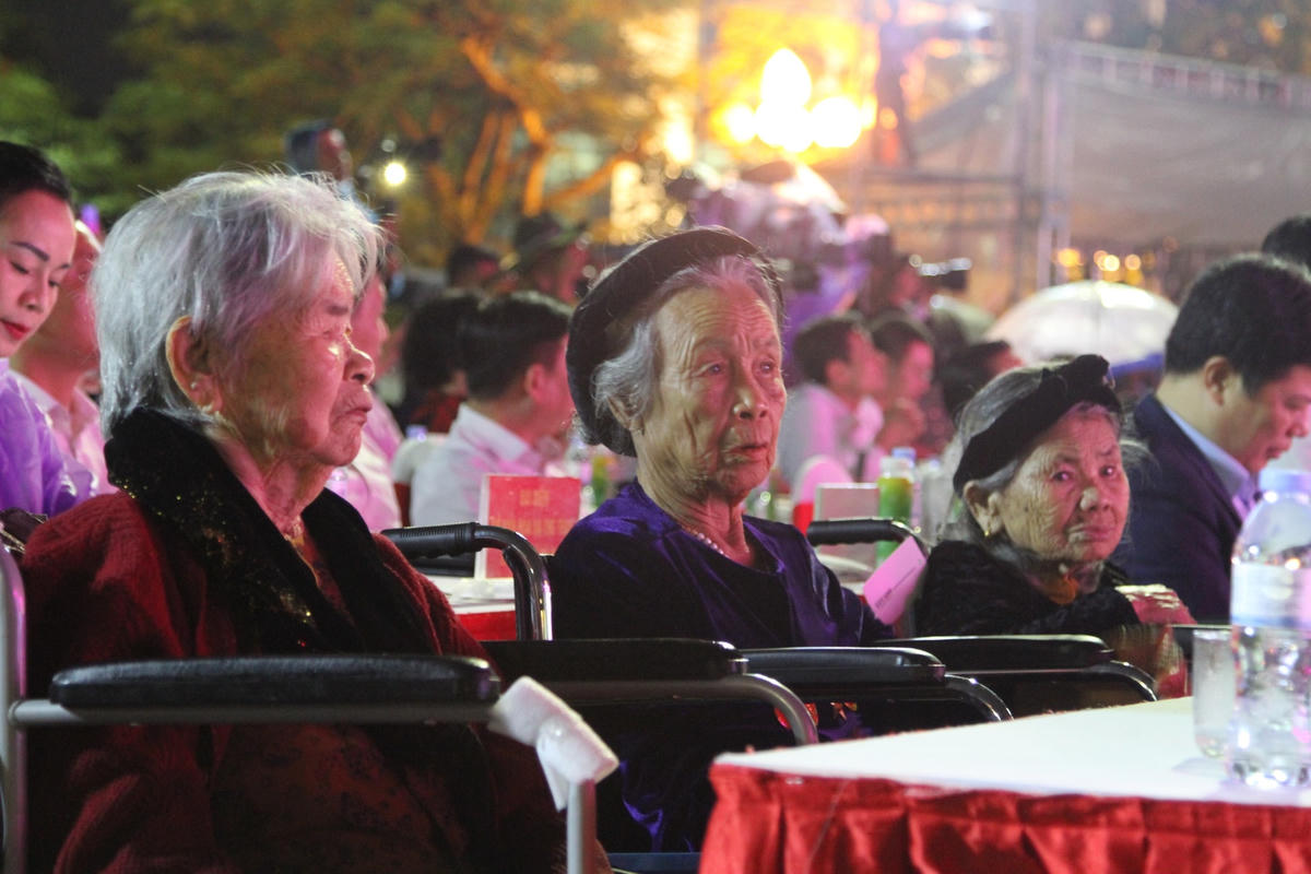 Trưởng ban Nội chính Trung ương Phan Đình Trạc và lãnh đạo Trung ương, tỉnh Nghệ An tặng hoa, quà cho các Bà mẹ Việt Nam Anh hùng có mặt tại buổi lễ.