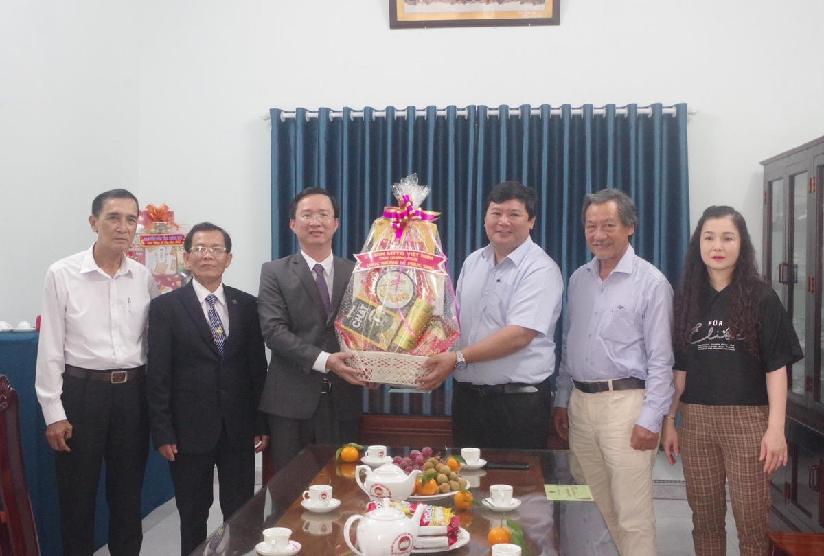Đoàn công tác của Ủy ban MTTQ Việt Nam tỉnh thăm, chúc mừng Chi hội Tin lành TP Quảng Ngãi nhân dịp lễ Phục sinh 2023.