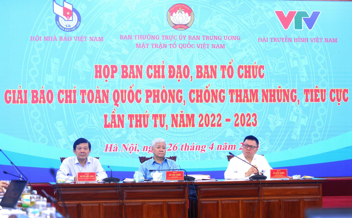 Chủ trì cuộc họp.