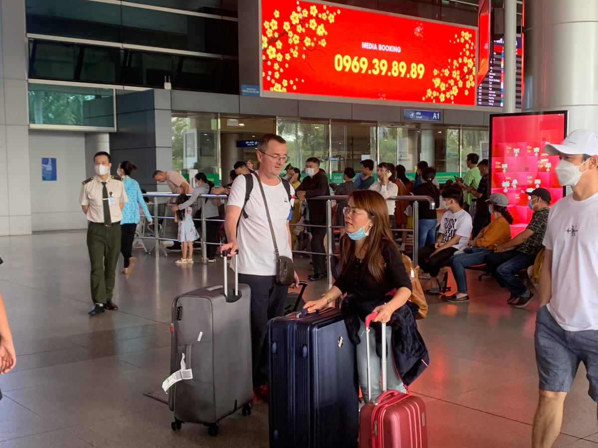 Kiều bào về quê ăn Tết, sân bay Tân Sơn Nhất đón khách đông nhất từ sau dịch Covid 19. Ảnh: Đoàn Xá.