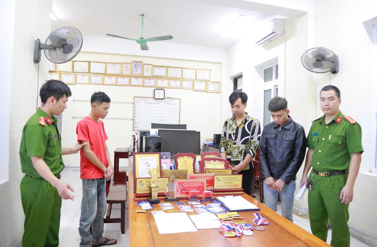Cơ quan công an tạm giữ hình sự 3 đối tượng liên quan đến hành vi giả mạo lãnh đạo Công ty Xổ số miền Bắc.