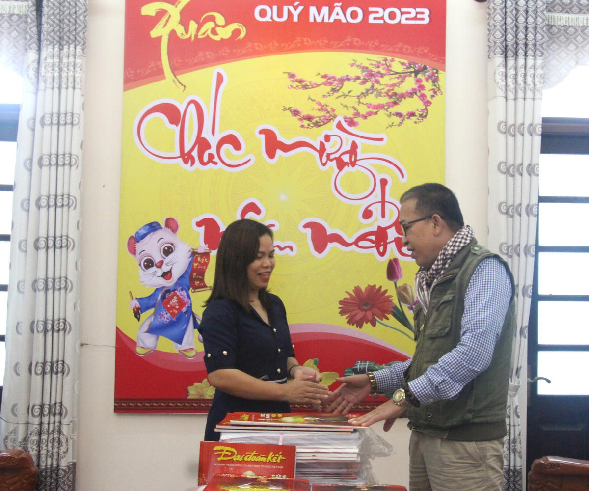 Trao tặng Báo Xuân Đại Đoàn Kết cho Văn phòng Huyện ủy Phú Ninh.