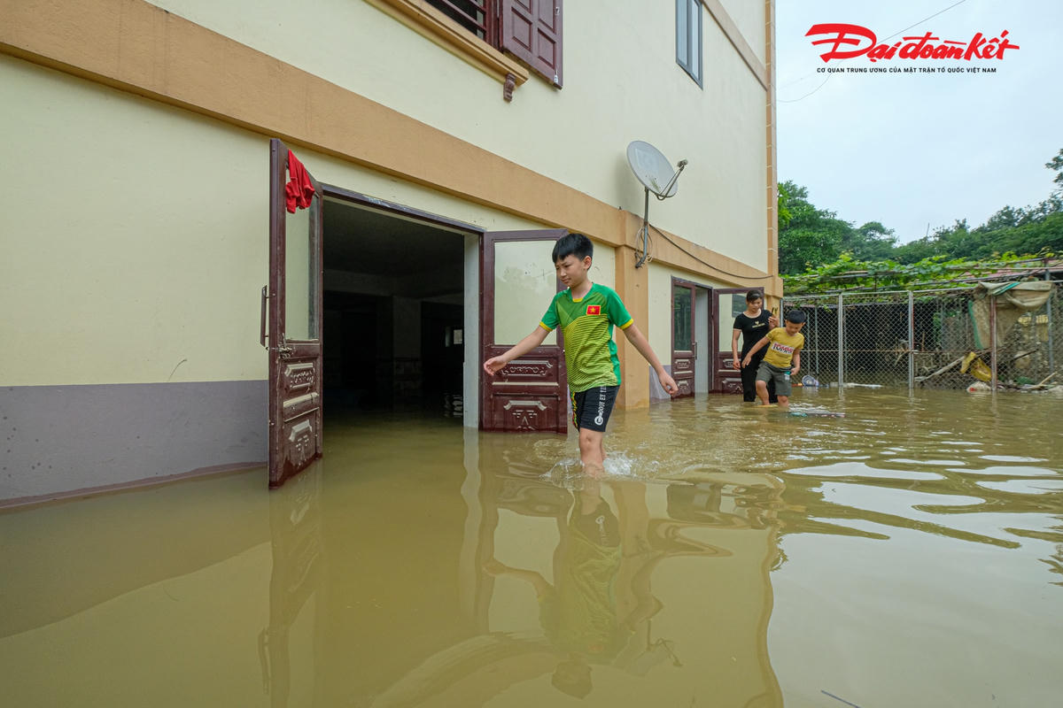 Mưa lớn nhiều ngày khiến thôn Lai Sơn (xã Bắc Sơn, huyện Sóc Sơn, Hà Nội) ngập trong biển nước, nhiều hộ gia đình phải di tản, bỏ lại tài sản bị dòng nước cuốn trôi.