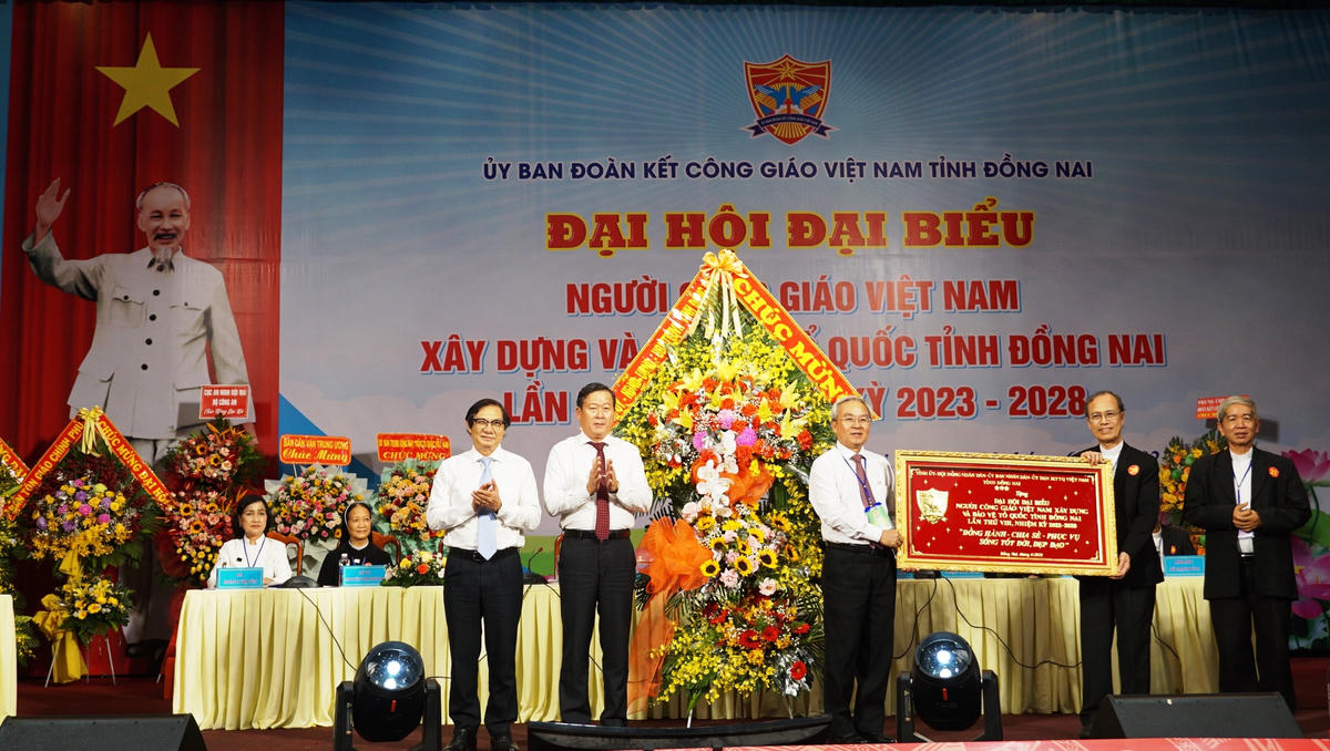Lãnh đạo tỉnh Đồng Nai tặng hoa chúc mừng đại hội. Ảnh: Mạnh Thìn.