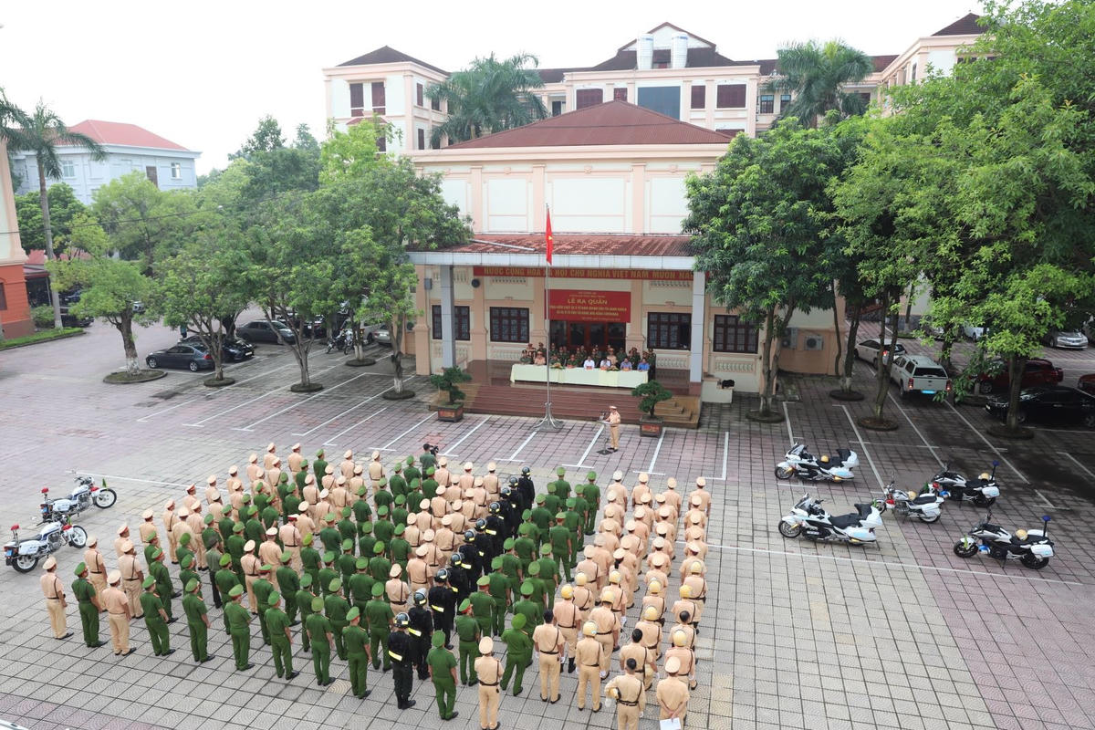 Lực lượng công an tỉnh Bắc Ninh ra quân tổng kiểm soát ô tô vận tải hành khách và xe ô tô vận tải hàng hóa bằng container. Ảnh: Công an tỉnh Bắc Ninh.