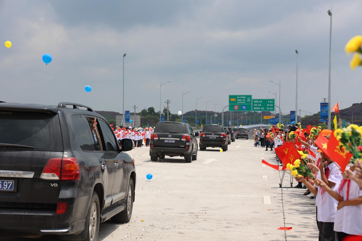 Những đoàn xe đầu tiên chạy thông tuyến cao tốc.