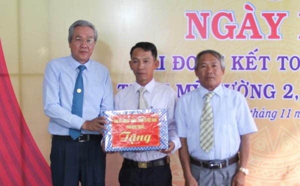  Ông Lê Văn Bình, Chủ tịch Ủy ban MTTQ Việt Nam tỉnh Ninh Thuận, tặng  quà cho Ban Công tác Mặt trận thôn Mỹ Tường 2.