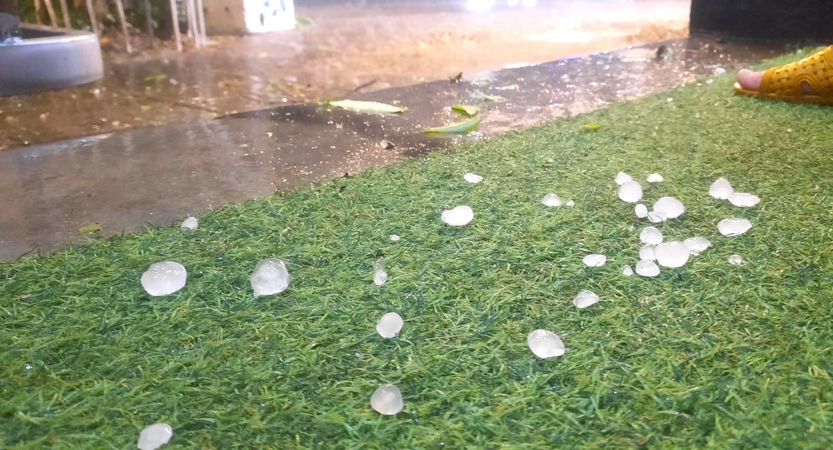 TP Tam Kỳ xuất hiện mưa đá.