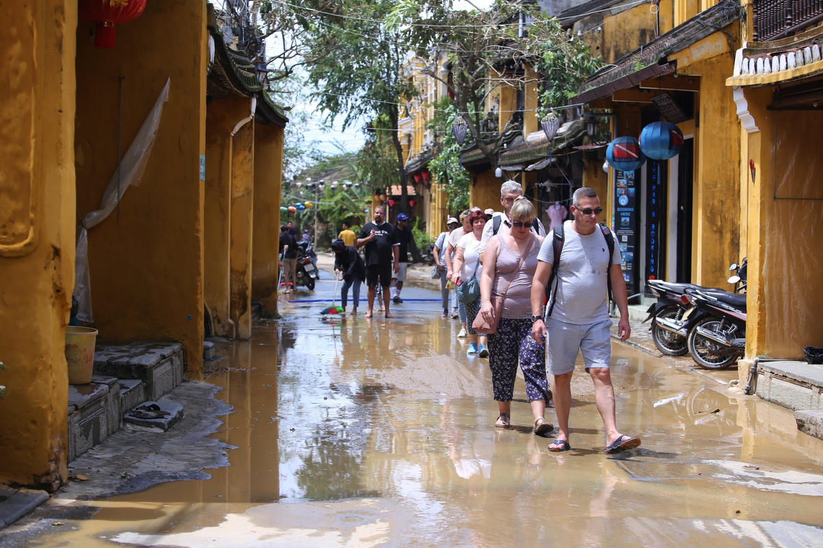 Du khách nước ngoài đến tham quan phố cổ Hội An sau bão số 4.