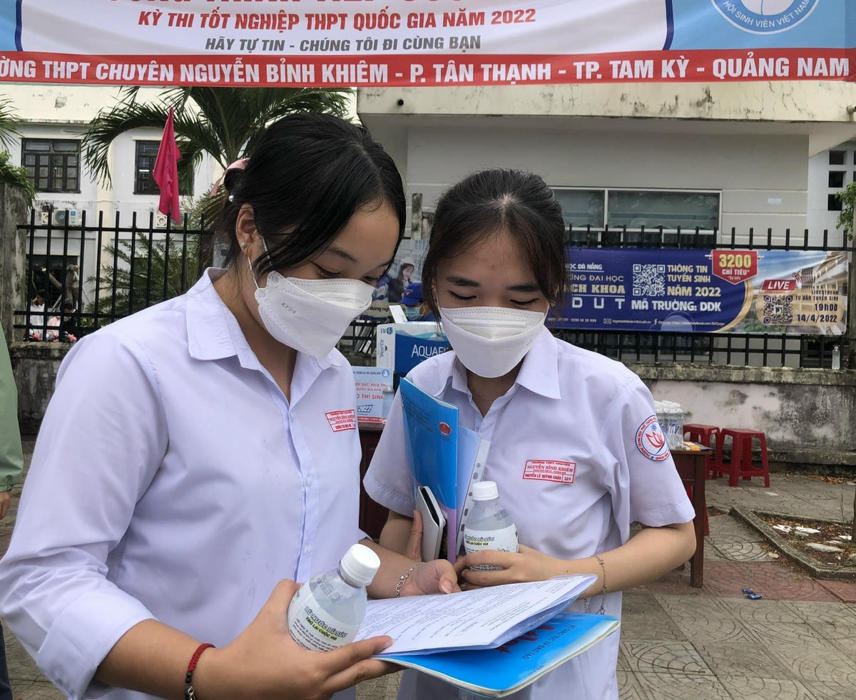 Thí sinh trao đổi bài thi sau khi kết thúc các môn thi tổ hợp.