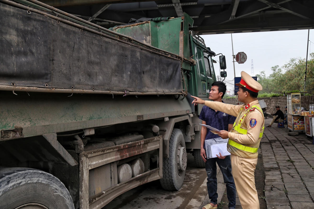 Theo anh Bùi Xuân Huấn - tài xế xe mang BKS 29H-734.XX cho hay, thời gian trước xe anh có cơi nới thành thùng, song, sau khi được lực lượng chức năng xử lý anh đã tháo dỡ trả lại kích thước thành thùng nguyên bản cho xe và hứa không vi phạm chở quá tải.