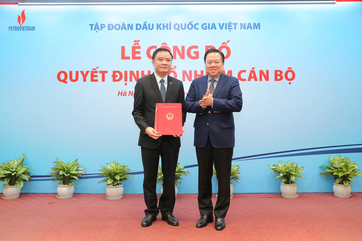  Ông Nguyễn Hoàng Anh, Ủy viên Trung ương Đảng, Chủ tịch Ủy ban Quản lý vốn Nhà nước tại doanh nghiệp trao quyết định bổ nhiệm Thành viên HĐTV Petrovietnam cho ông Lê Ngọc Sơn.
