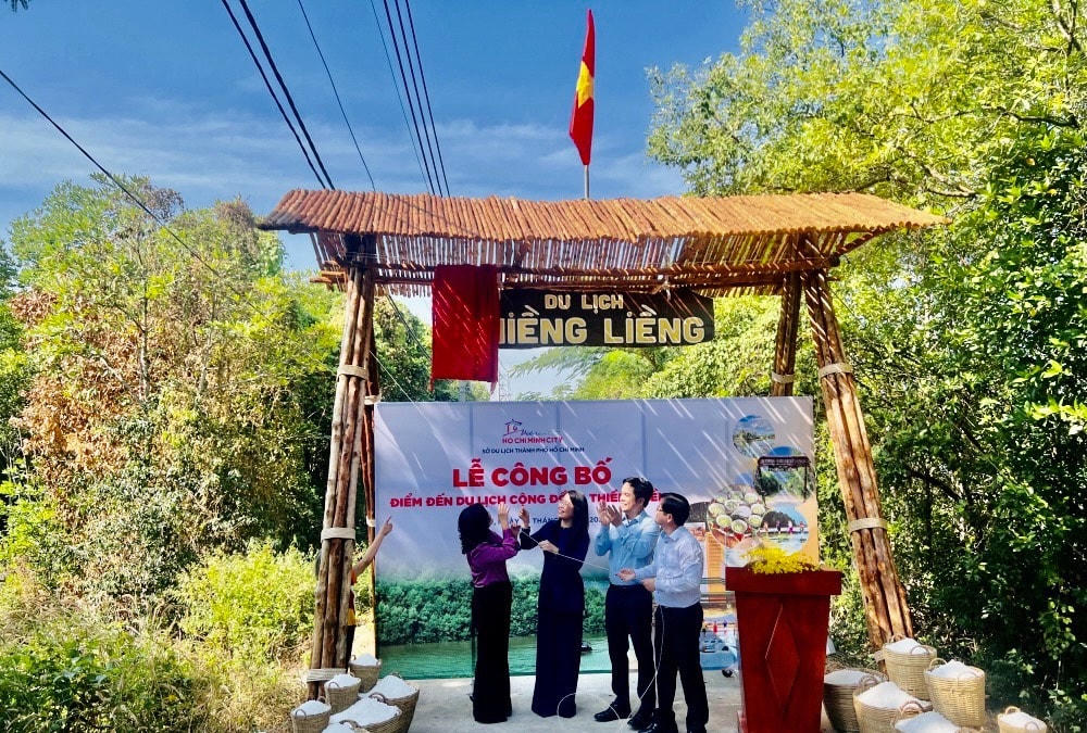 Niềm vui của lãnh đạo Sở Du lịch TPHCM và UBND huyện Cần Giờ trong buổi lễ công bố điểm đến du lịch cộng đồng Thiềng Liềng.  