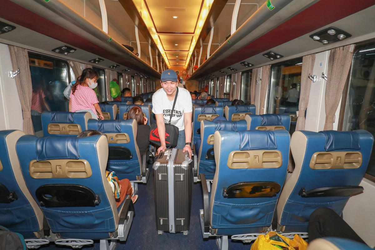 Cùng với việc đổi mới trang thiết bị và chất lượng phục vụ, dịch vụ trên tàu, tại ga Hà Nội và một số ga lớn, từ ngày 20/10, ngành đường sắt cũng triển khai đưa vào khai thác phòng đợi VIP phục vụ khách đi tàu.