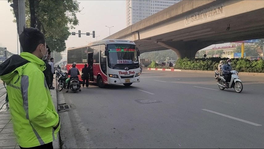 Xe khách chạy "rùa bò" để đón khách trên đường Phạm Hùng.