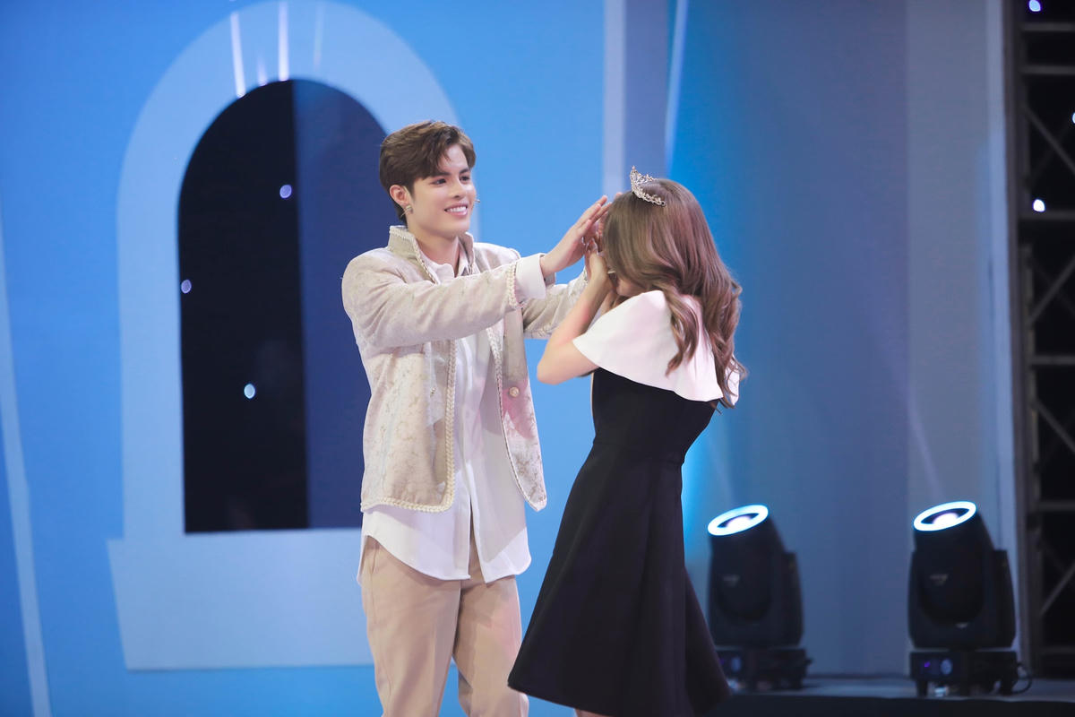 Duy An đã trao cho đối phương một chiếc vương miện như một lời khẳng định cô chính là nàng công chúa trong lòng mình. Ảnh: Perfect Universe.