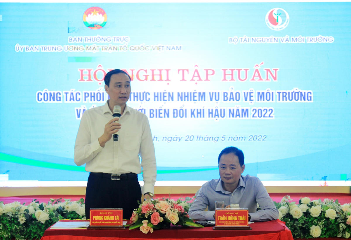 Ông Phùng Khánh Tài và ông Trần Hồng Thái chủ trì thảo luận.
