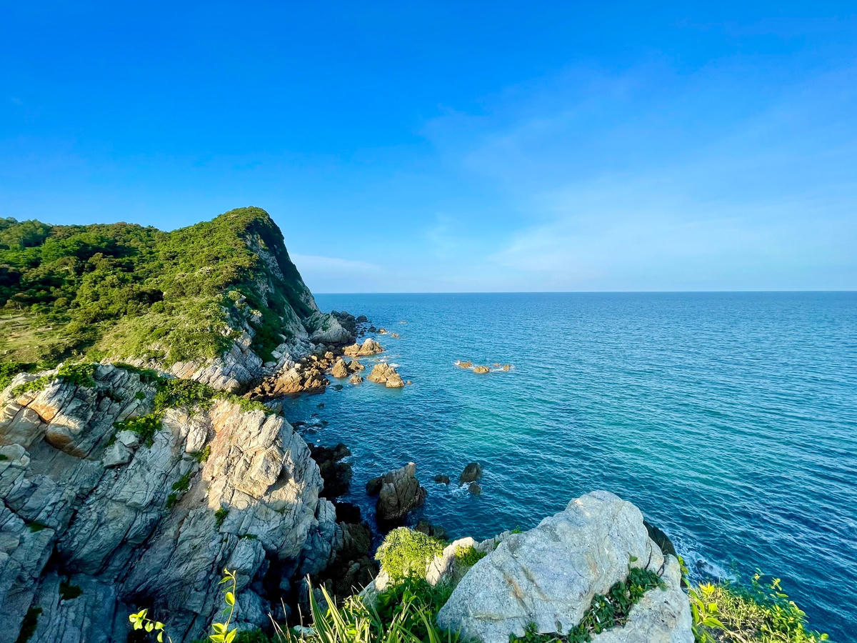 Cảnh sắc thơ mộng vào chiều thu của Quan Lạn khi nhìn từ eo gió Gót Beo.