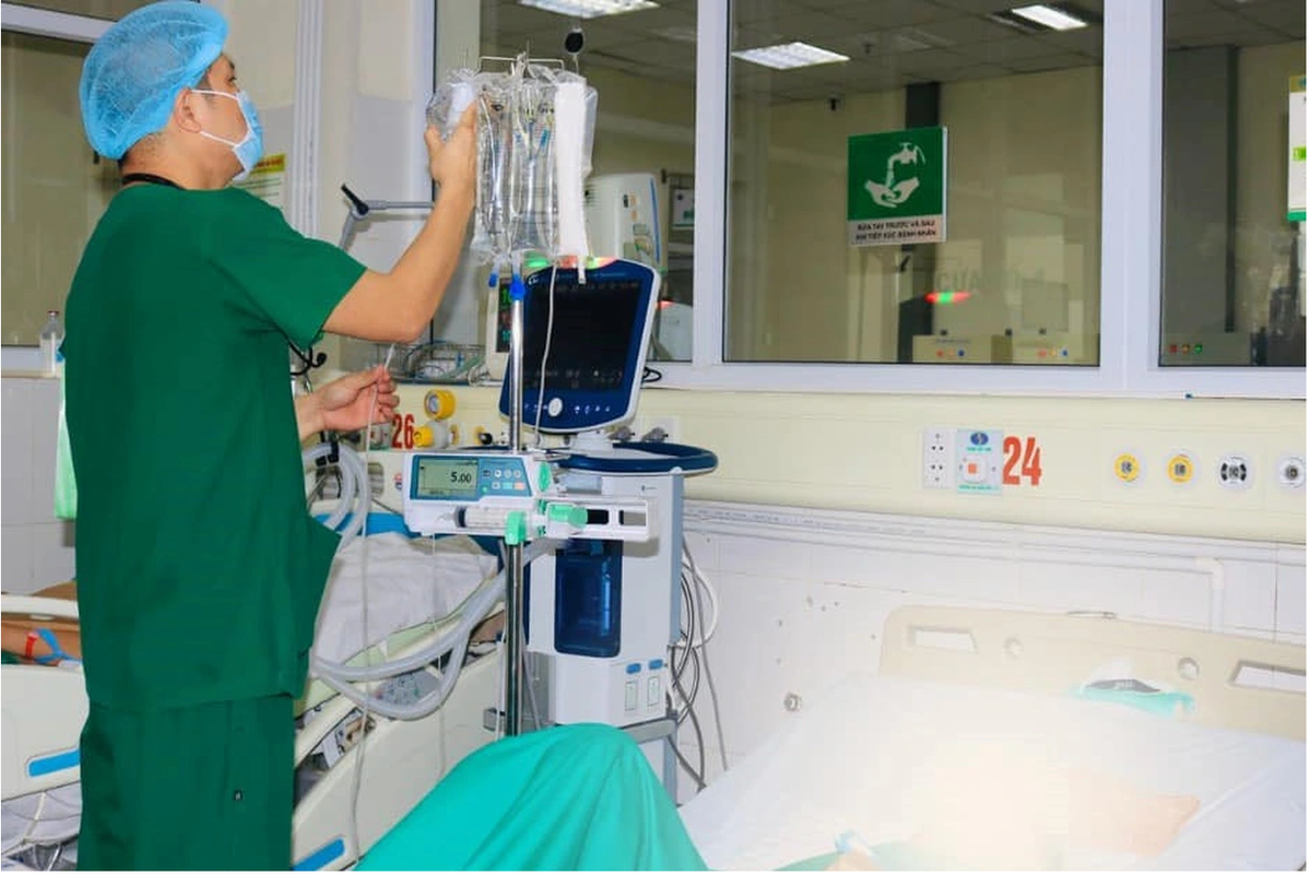 Điều trị cho bệnh nhân sốt xuất huyết. Ảnh: Bệnh viện Bệnh nhiệt đới Trung ương.