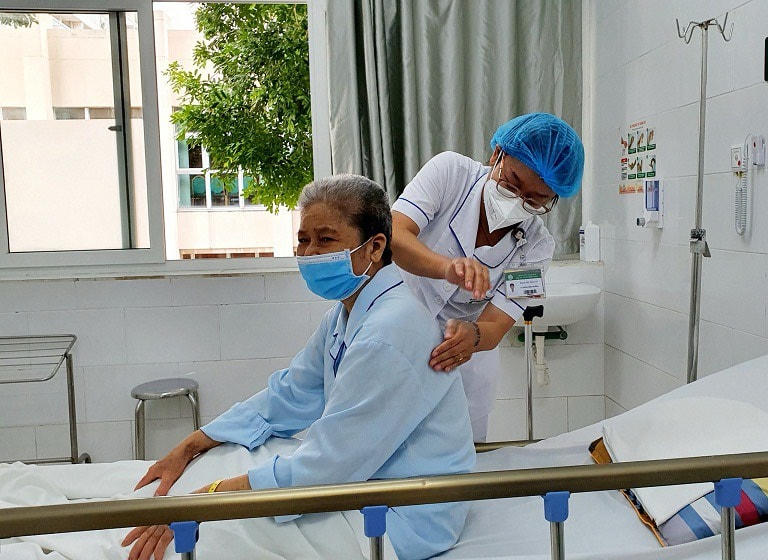Điều trị cho bệnh nhân ngộ độc thuốc nam mua trên mạng tại Bệnh viện Bạch Mai.