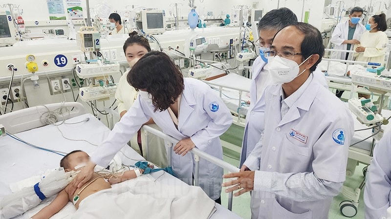 Trẻ bị bệnh tay chân miệng được điều trị tại Bệnh viện Nhi đồng 1 (TPHCM).  