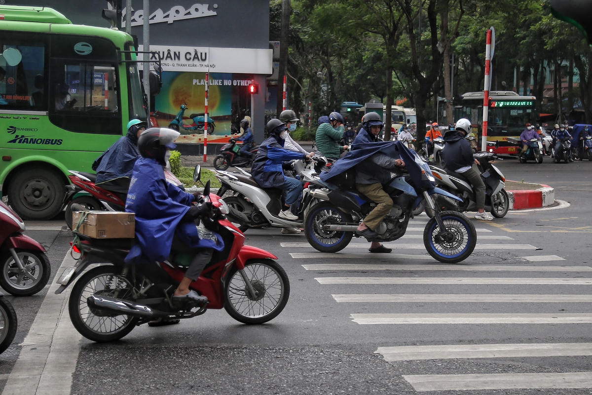  Thiếu kiên nhẫn, người dân đè vạch khi chờ đèn giao thông 'vô tư' vượt đèn đỏ tại các ngã tư