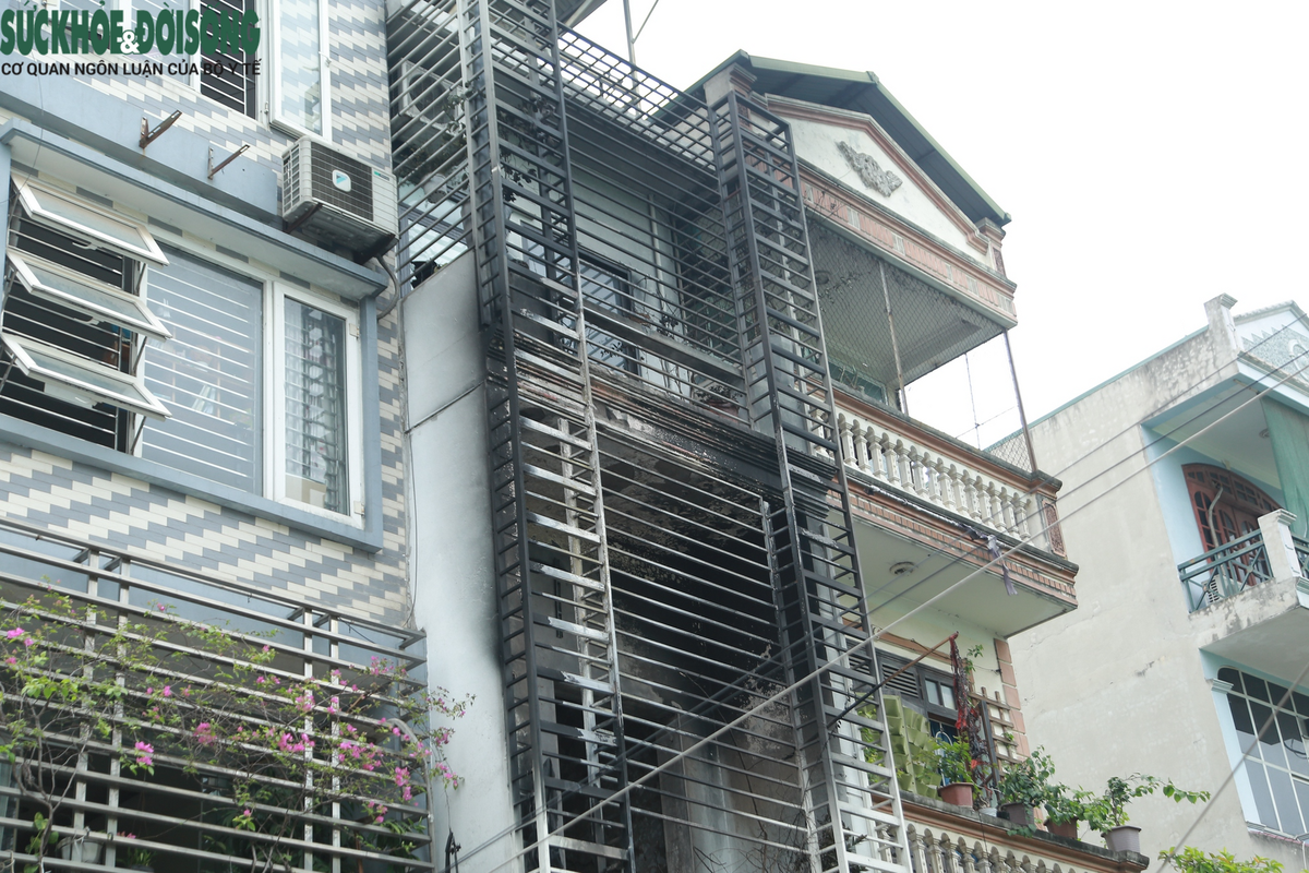 Căn nhà xảy ra vụ hỏa hoạn ở Hà Đông, Hà Nội khiến 4 bà cháu tử vong được bao bọc phía trước bằng lớp chuồng cọp kiên cố.