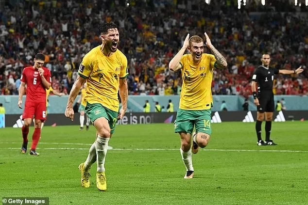 Mathew Leckie ăn mừng bàn thắng một cách cuồng nhiệt (Ảnh: Getty).