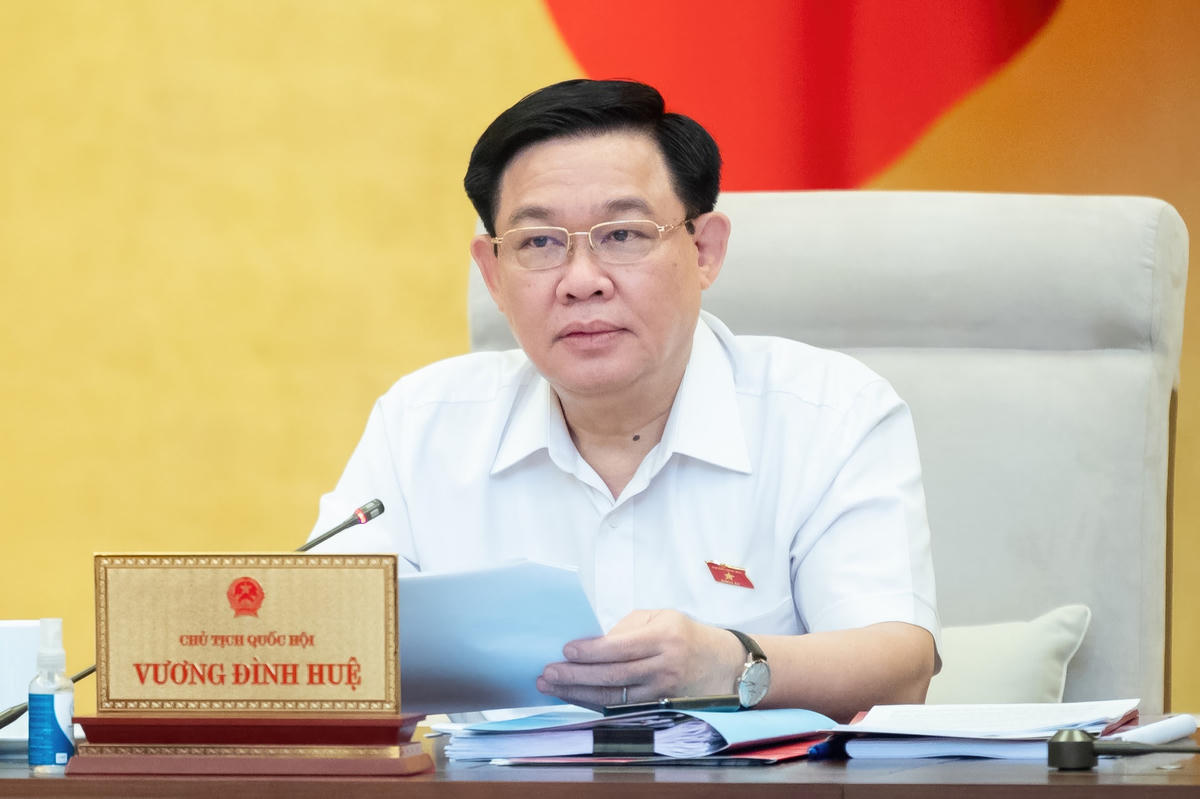 Chủ tịch Quốc hội Vương Đình Huệ phát biểu tại phiên họp.