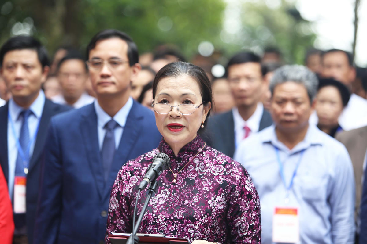 Phó Chủ tịch Trương Thị Ngọc Ánh báo cáo, tri ân các Vua Hùng.