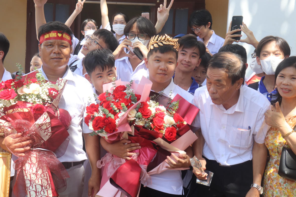 Niềm vui của tân quán quân Olympia khi trở về mái trường mình theo học.