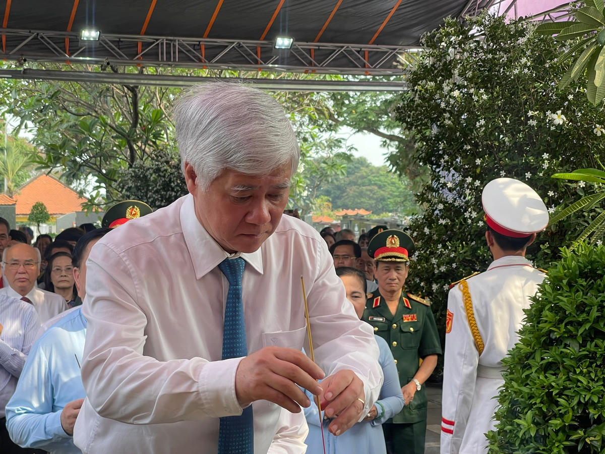 Bí thư Trung ương Đảng, Chủ tịch Ủy ban Trung ương MTTQ VN Đỗ Văn Chiến dâng hương tại phần mộ của đồng chí Huỳnh Tấn Phát.