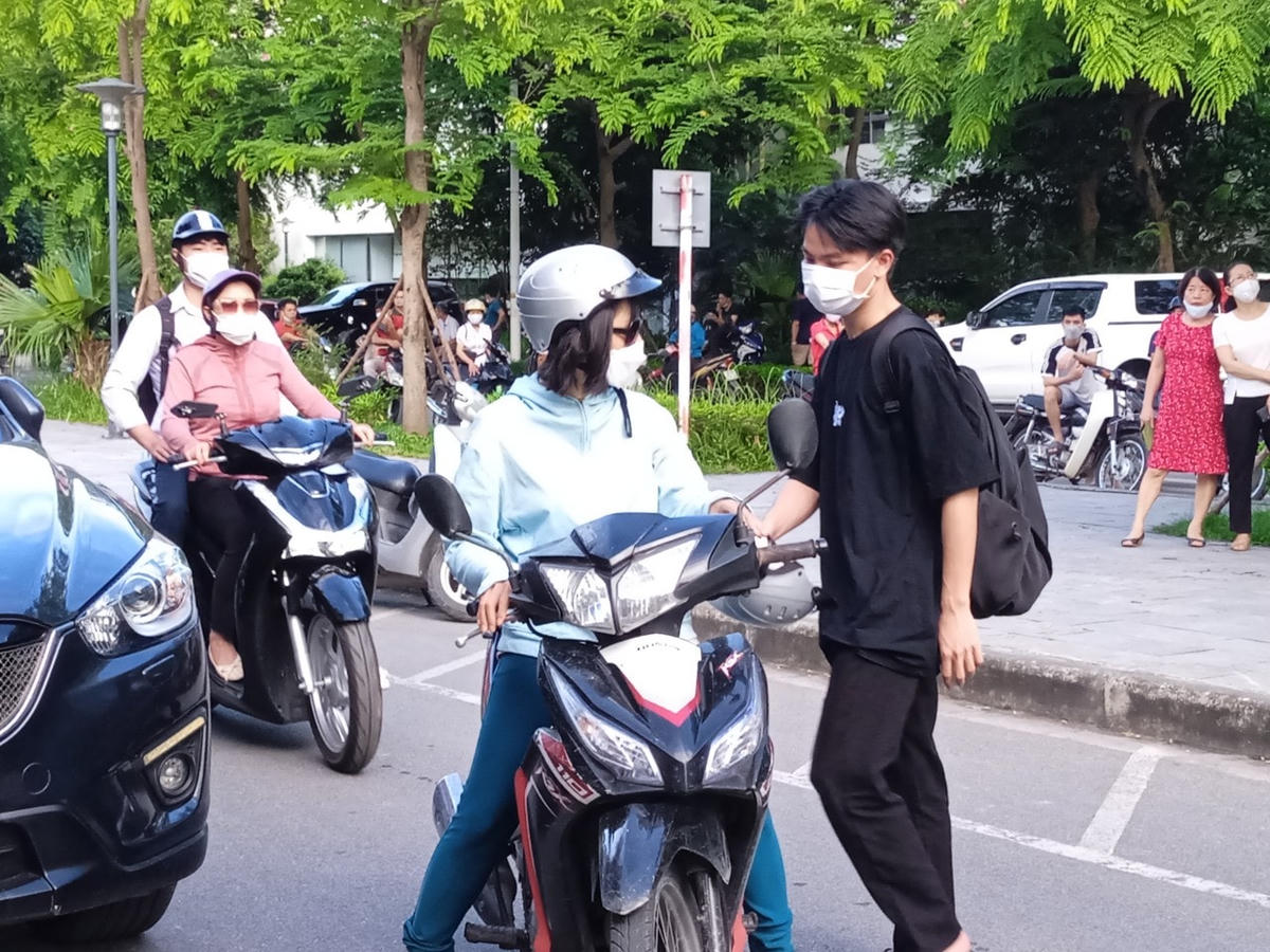 Phụ huynh dặn dò con trước khi vào phòng thi.