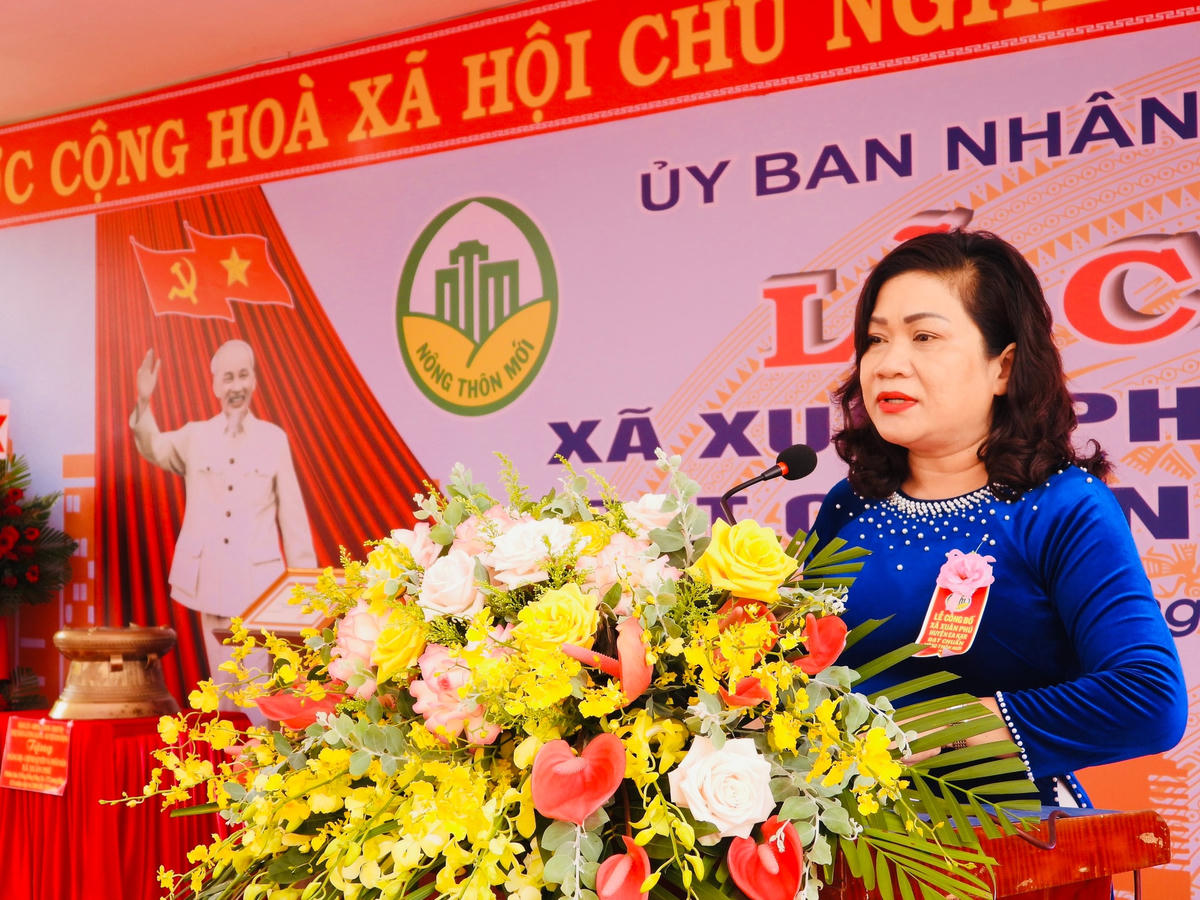 Bà H’ Yâo K’nul, Trưởng ban Dân tộc tỉnh, Phó trưởng Ban Chỉ đạo các chương trình MTQG tỉnh phát biểu.
