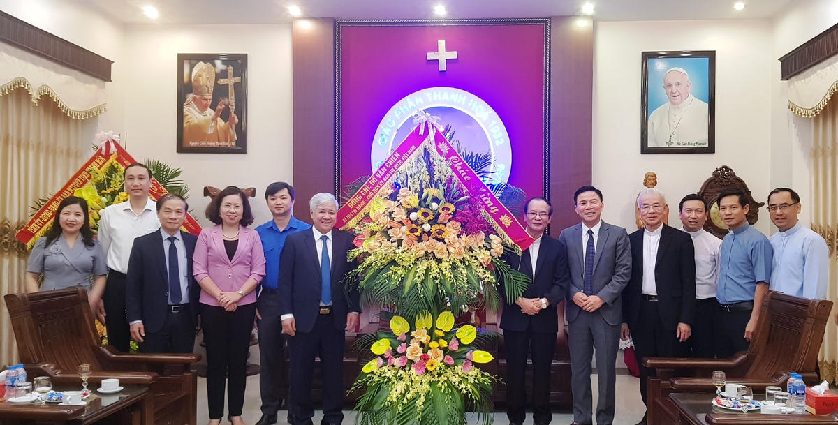 Chủ tịch Đỗ Văn Chiến và đoàn công tác đã đến thăm, chúc mừng Tòa Giám mục Thanh Hóa nhân 90 năm thành lập Giáo phận Thanh Hóa.