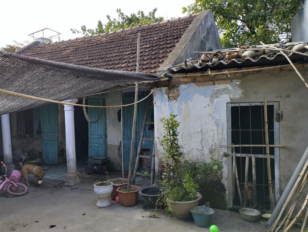 Không thể sửa sang, xây mới khiến nhà của nhiều hộ dân tại khu phố Quang Trung xuống cấp trầm trọng.
