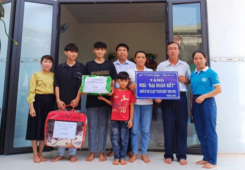 Bàn giao nhà “Đại đoàn kết” cho gia đình bà Đoàn Thị Yến, trú thôn 6, thị trấn Chư Prông. 