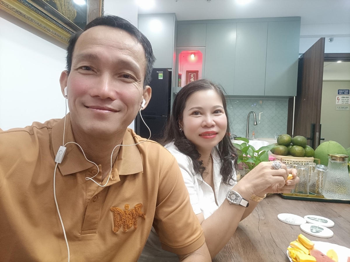 Khoảnh khắc đời thường bình dị của cặp đôi. 