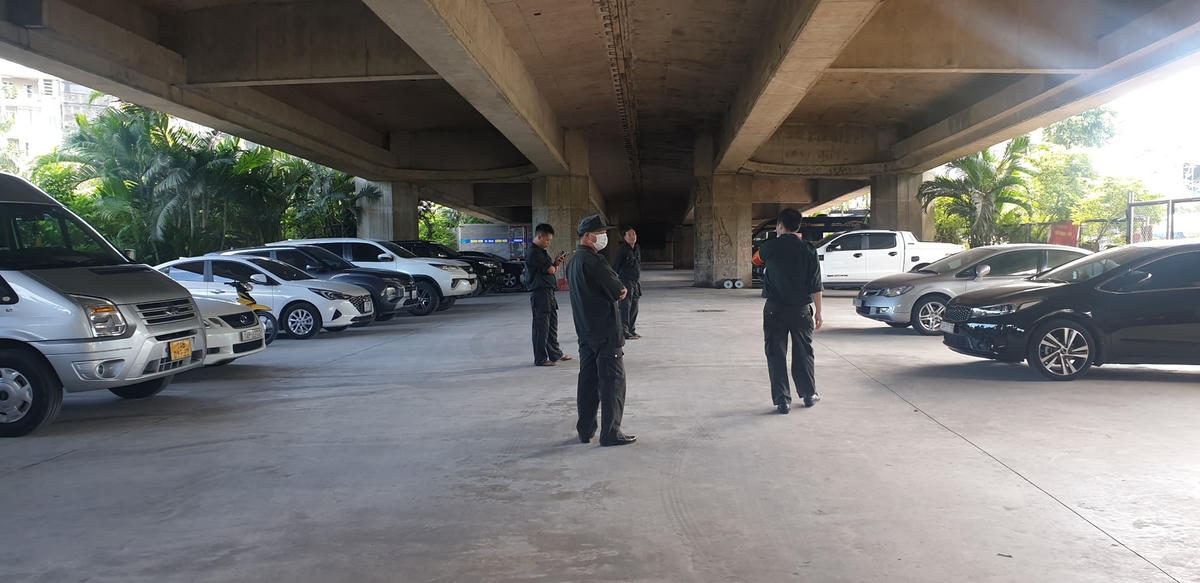 Gầm cầu số 8 cầu Bãi Cháy được chia làm 2 bãi trông giữ xe. Tại thời điểm kiểm tra sáng 5/10 bãi số 1 hiện tại có 40 xe, bãi số 2 có 24 xe gửi cố định theo tháng.