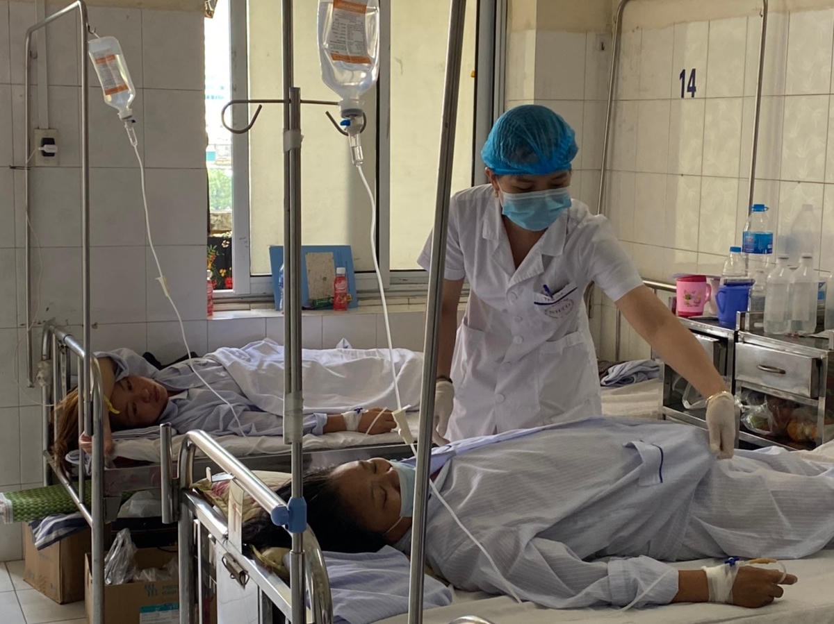 Điều trị bệnh nhân mắc sốt xuất huyết tại Bệnh viện Bệnh Nhiệt đới trung ương.   Ảnh: Đ. Trân