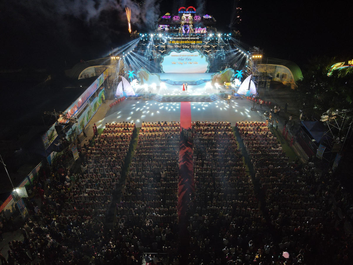 Tối 28/4, tại Quảng trường trung tâm Khu du lịch (KDL) sinh thái biển Hải Tiến, UBND huyện Hoằng Hóa đã khai mạc Lễ hội du lịch biển Hải Tiến năm 2023 với chủ đề “Hải Tiến - Khát vọng và phát triển".  