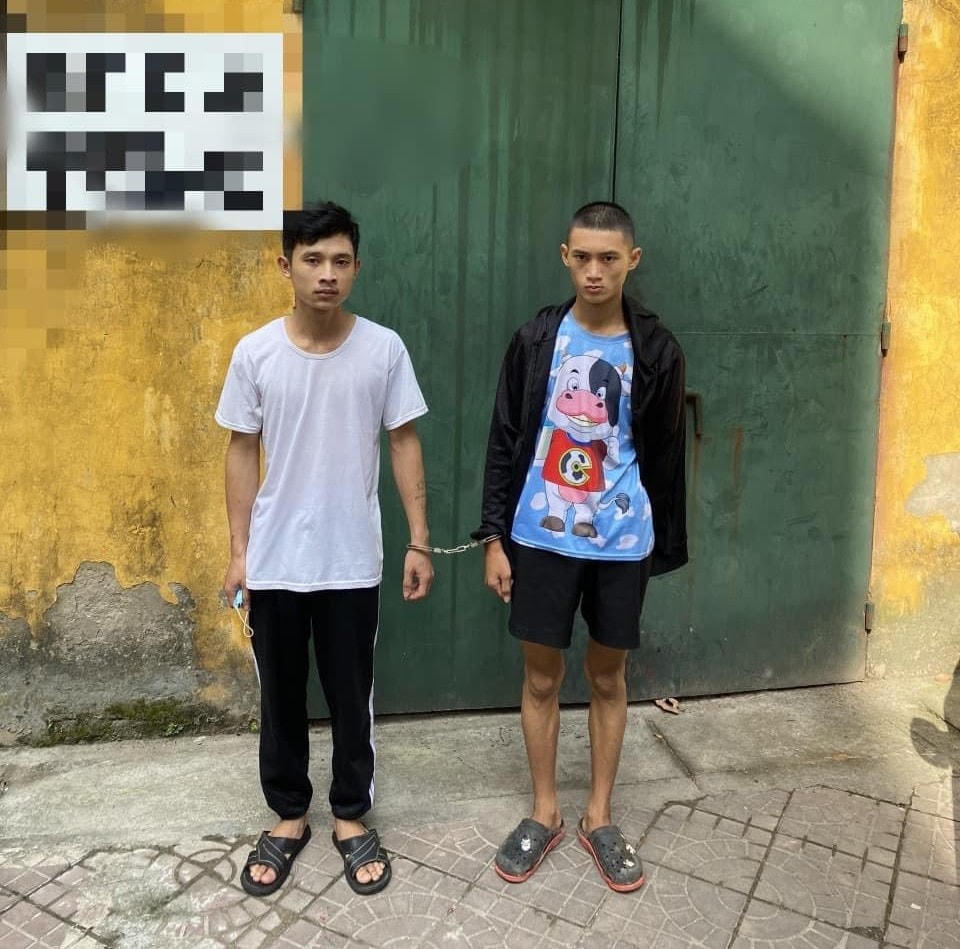 Hai đối tượng tại cơ quan điều tra. Ảnh: Cơ quan Công an.
